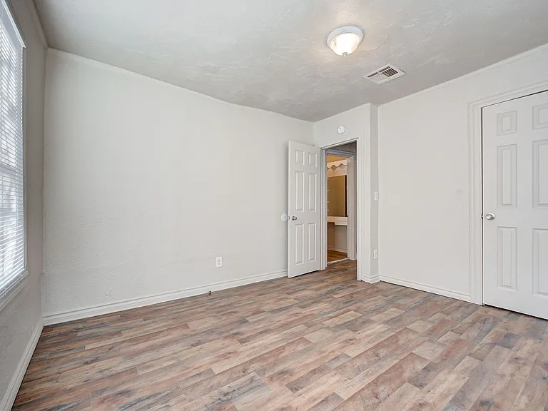 1426 NE 24th St — Photo 32