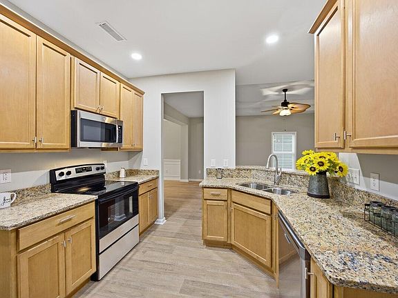 5th image of 302 Hathaway Dr