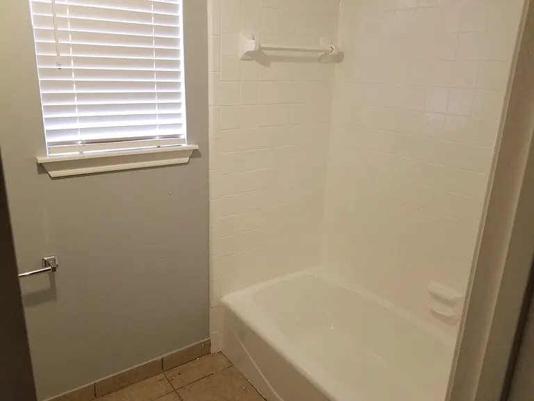 2723 Roseheath Ln — Photo 2