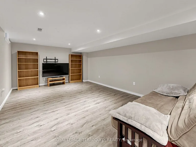 12 Ballantyne Dr — Photo 42
