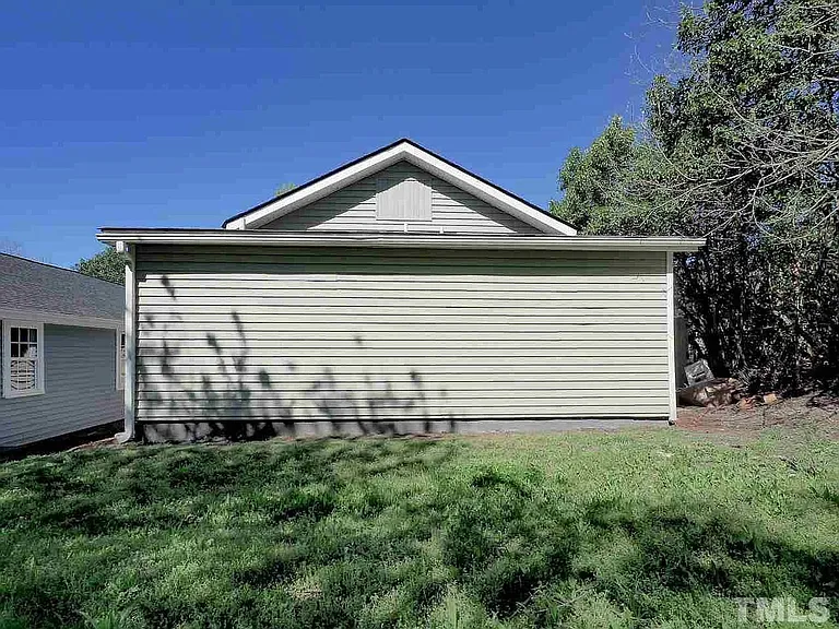 1104 Chester St — Photo 3