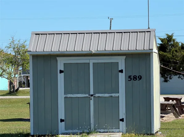 589 Swallow Dr, Palacios, TX 77465