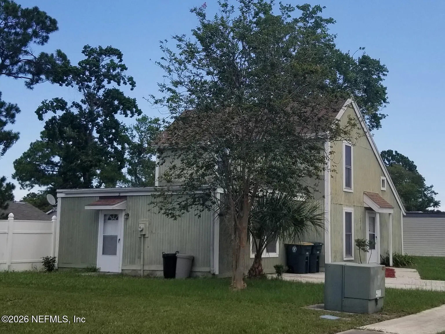 3 bed, 2.0 bath, 1654 sqft, $2,099 — Photo 2
