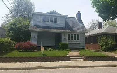 1325 E Gum St photo 1