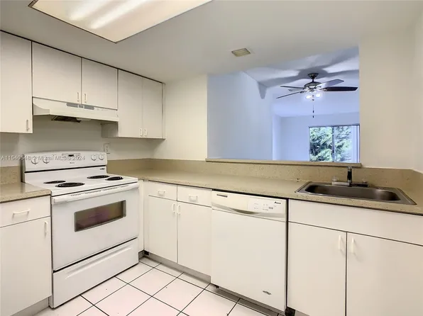10500 SW 8th St APT 402, Miami, FL 33174