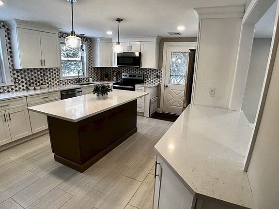 3rd image of 24 Reeds Ln