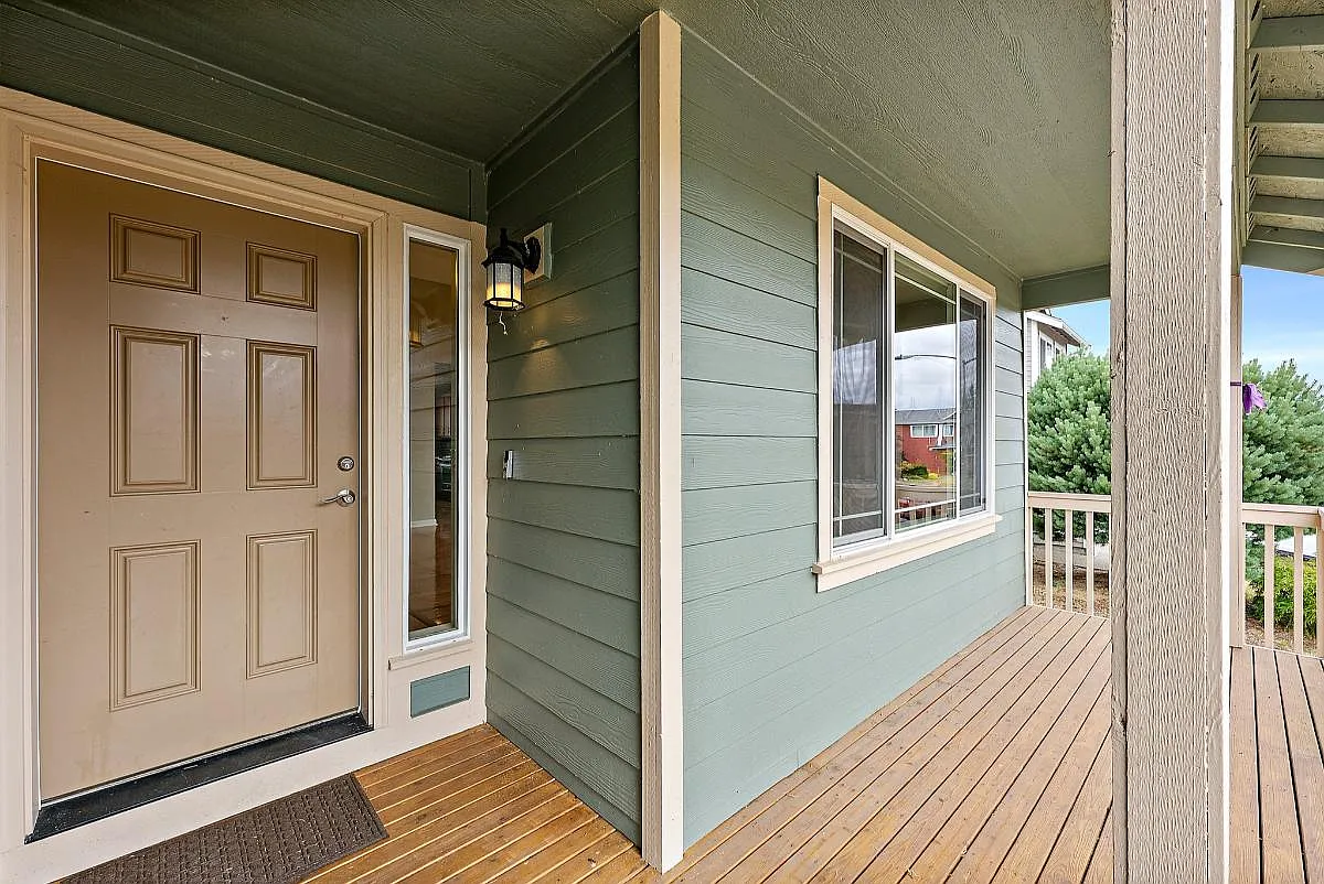 4 bed, 2.5 bath, 2220 sqft, $3,000 — Photo 3