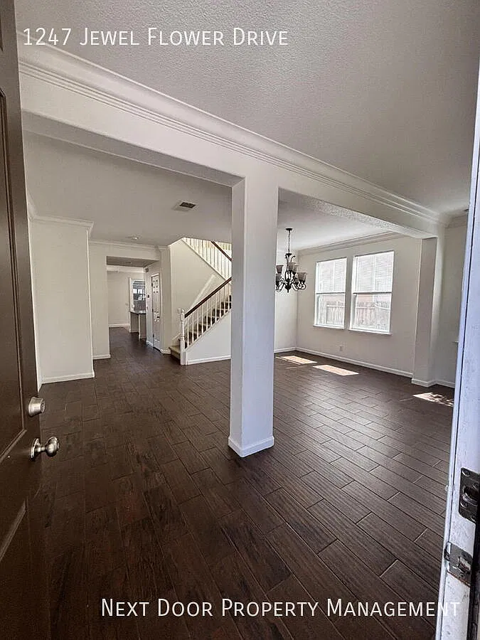 Your next home at 1247 Jewel Flower Dr in Pattersonan expansive, beautifully maintained single-fa... — Photo 3