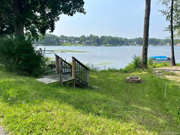 1670 Maxfield Rd, Hartland, MI 48353