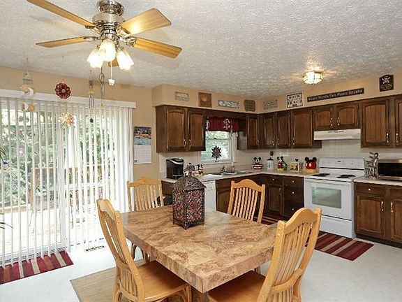 5th image of 940 Bordallo Dr