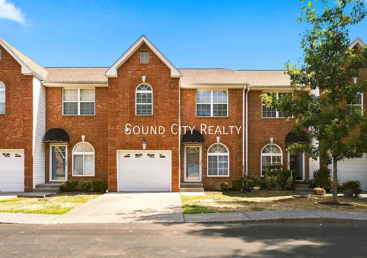 7 miles to downtown, rolling greenspace behind rental beautiful views, located in "Easthaven" 3BR... — Photo 2