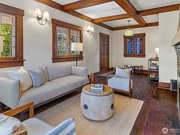 4th image of 4754 4th Avenue NE