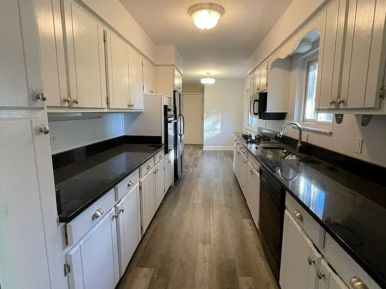 3212 Charing Cross Rd — Photo 24