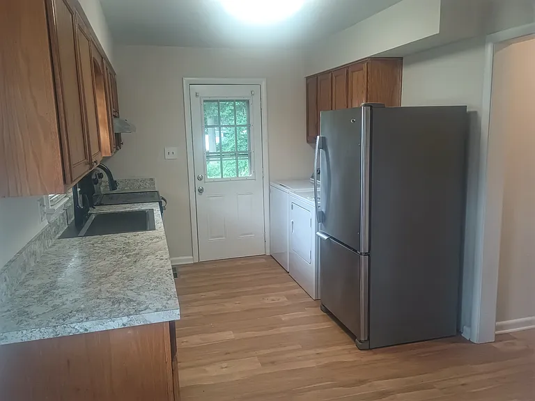 921 Hullview Ave — Photo 3