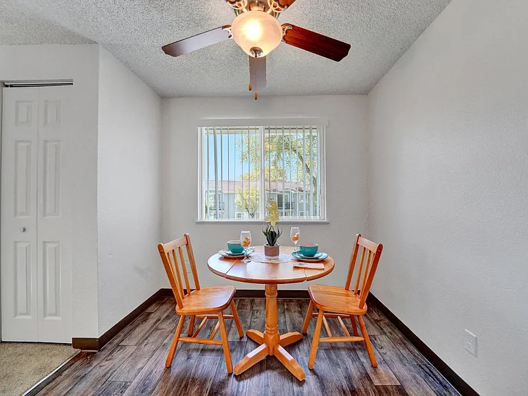 Karens Korner Apartments — Photo 6
