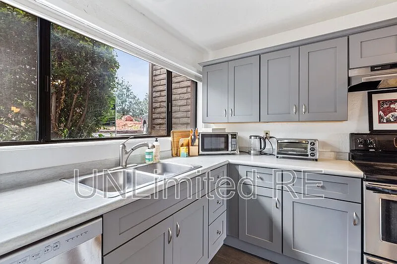 2 bed, 1.5 bath, 1160 sqft, $2,600 — Photo 3