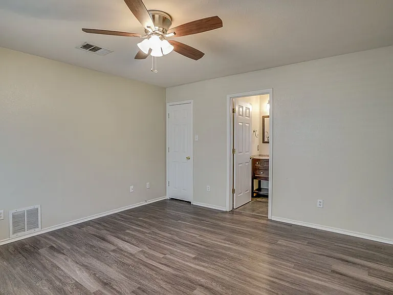 9405 Rowlands Sayle Rd — Photo 10