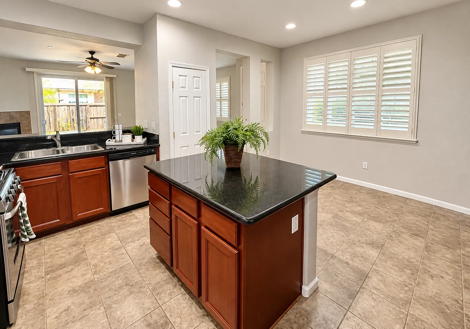 3 bed, 2.5 bath, 1432 sqft, $2,650 — Photo 3