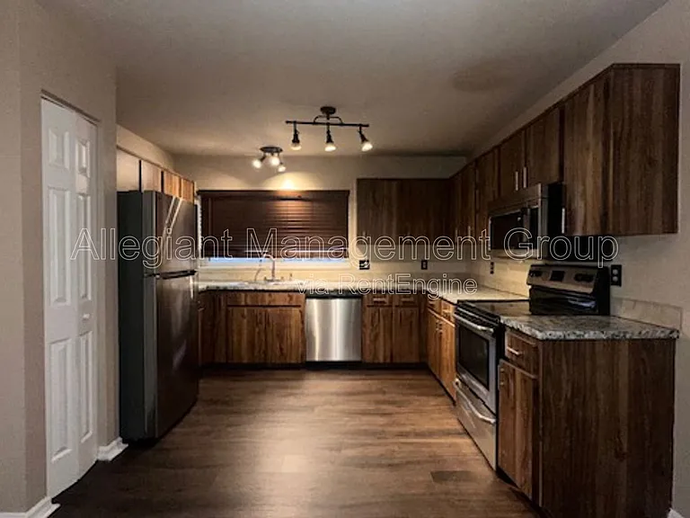 507 Hunter Cir — Photo 4
