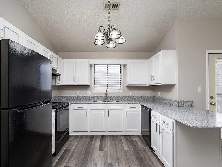 Country Shores Apartments — Photo 3