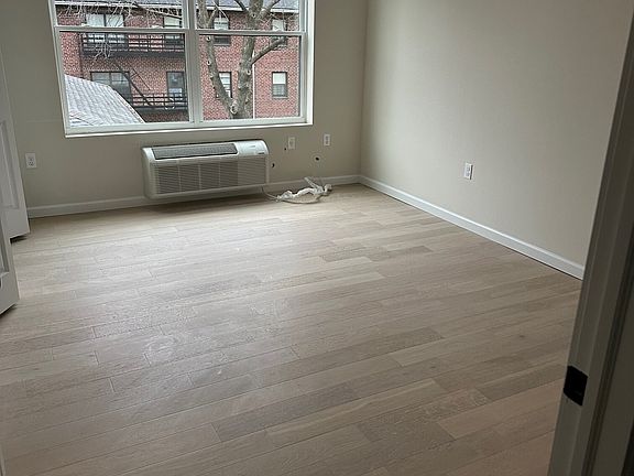 3rd image of 54 Wall St #10944508