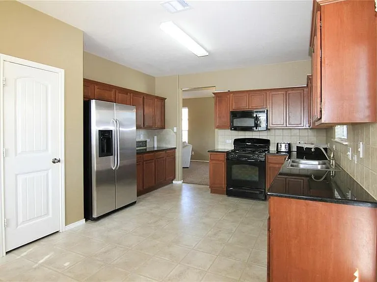 2705 Overton St — Photo 5