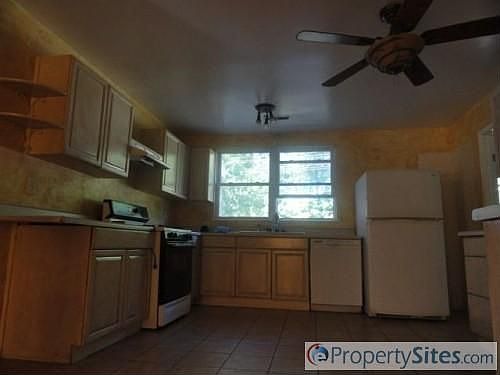 3rd image of 537 Prince Of Wales Dr