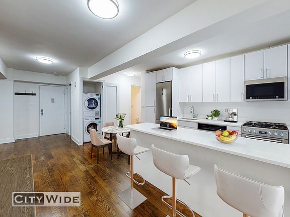 3rd image of 157 E 57th St #9P