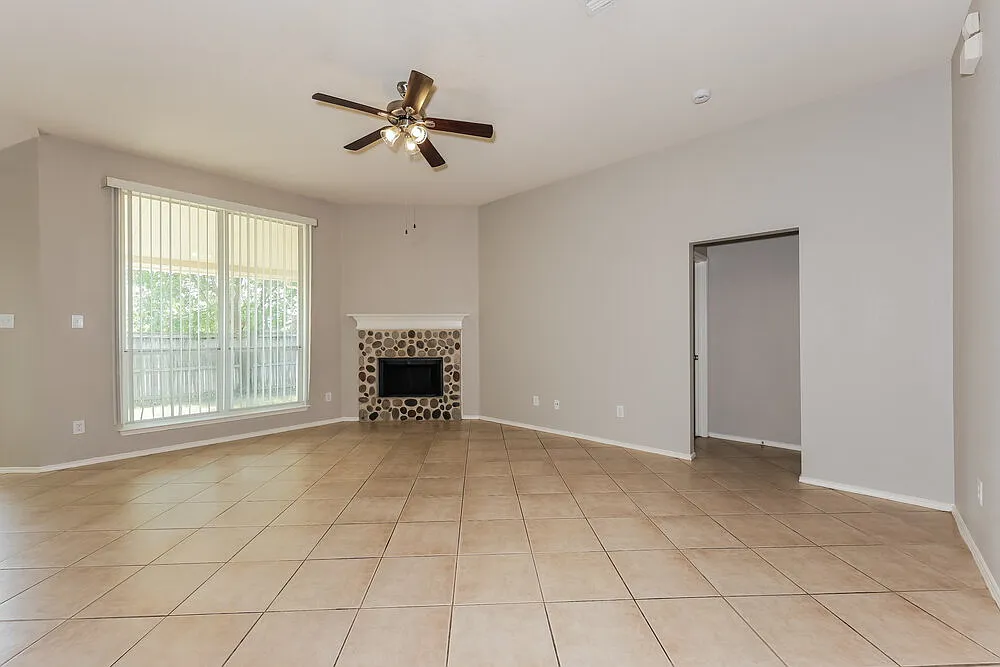 3 bed, 2.0 bath, 1758 sqft, $2,220 — Photo 3