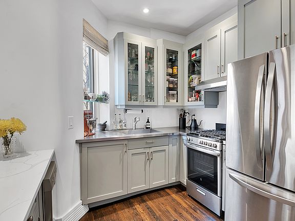 5th image of 198 E 7th St APT 9