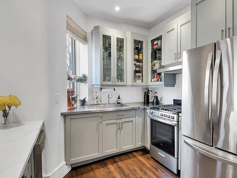 198 E 7th St #9 — Photo 5