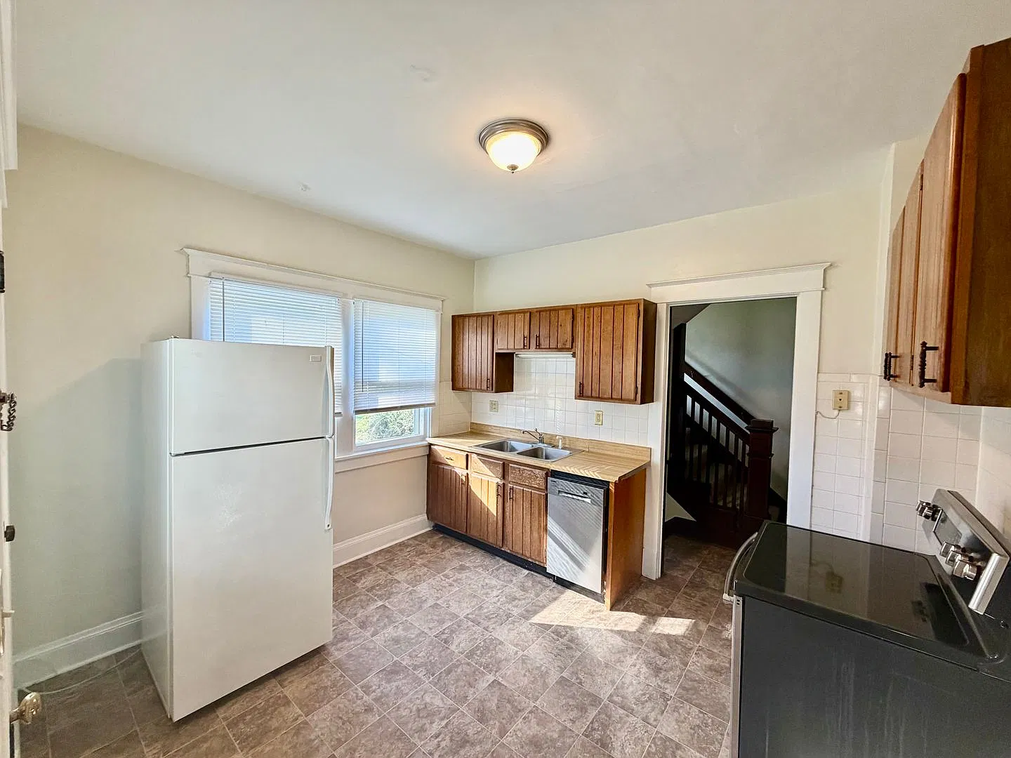 Charming 3 Bedroom House with Front Porch! — Photo 4
