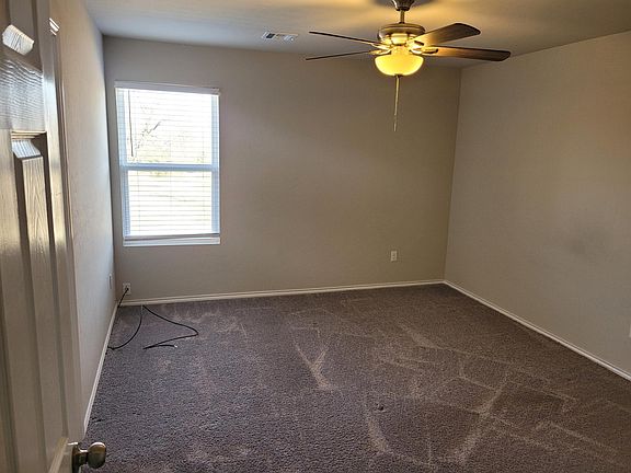 Bedroom w/closet
