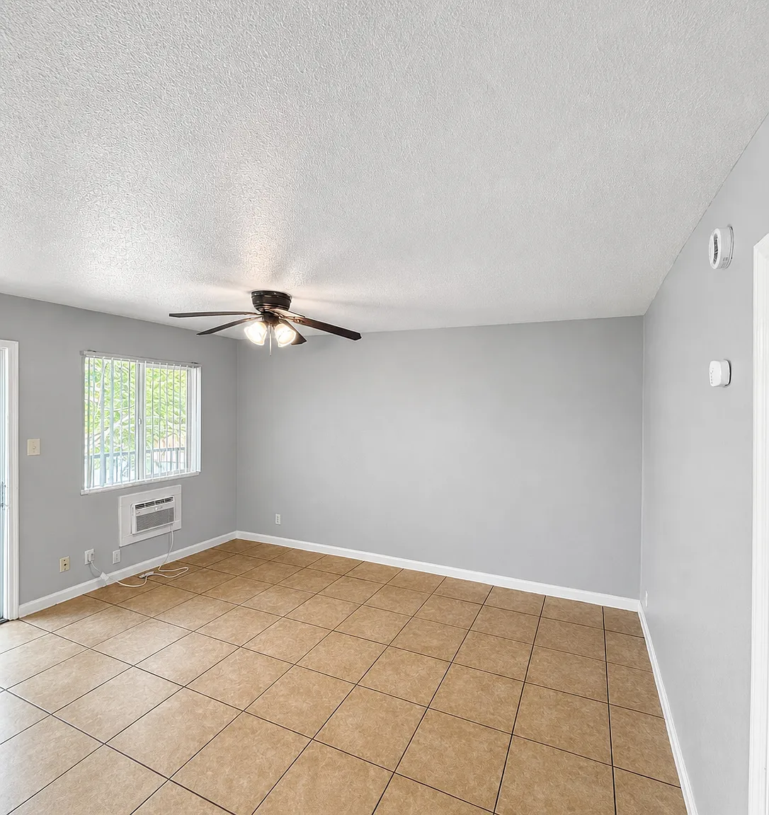 $1099 Moves You - Covers Septembers Rent and Security Deposit! Corner & 2nd Floor - Location, loc... — Photo 3