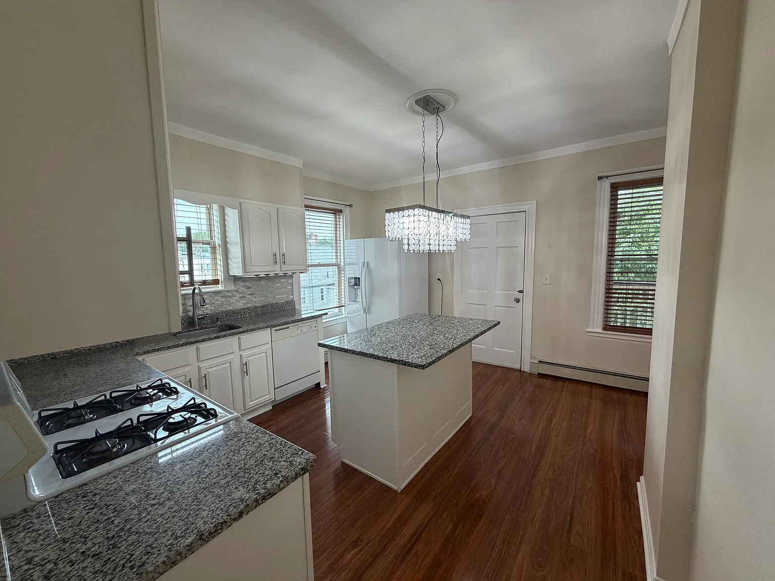 3 bed, 1100 sqft, $3,000 — Photo 2
