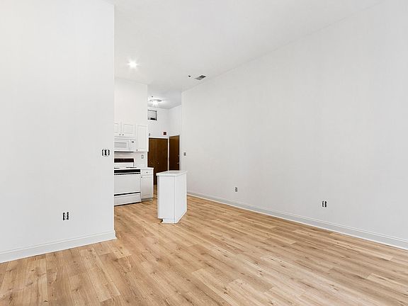 5th image of 1300-10 Chestnut St #304