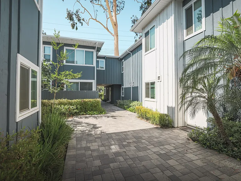 12659 Moorpark St — Photo 10