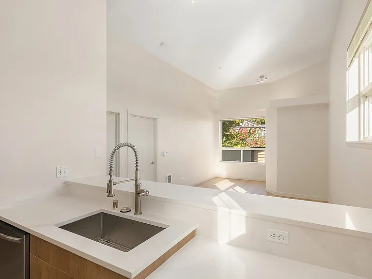 Mirabella — Photo 19