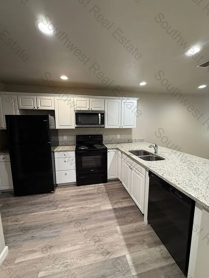 2 bed, 2.0 bath, 946 sqft, $1,300 — Photo 4