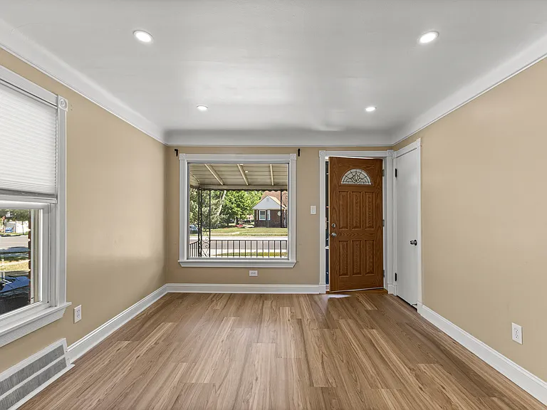 22312 Madison St — Photo 5