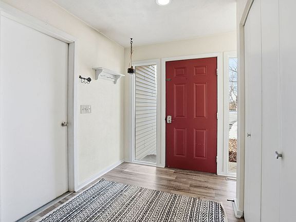 3rd image of 302 Fyre Lake Dr