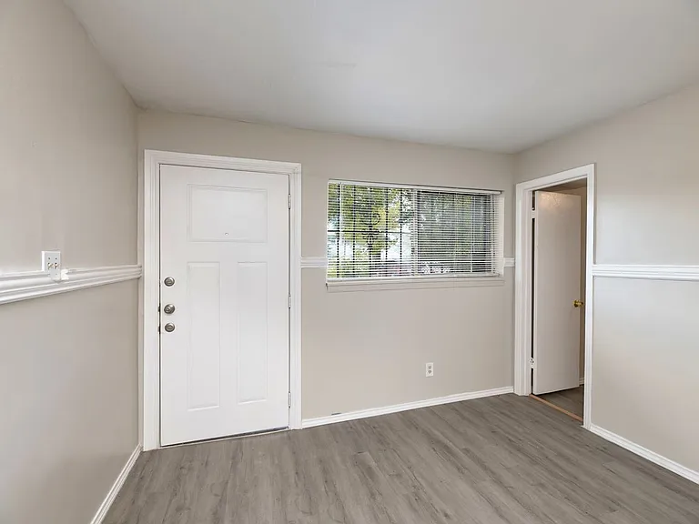 2408 Meyers St — Photo 2