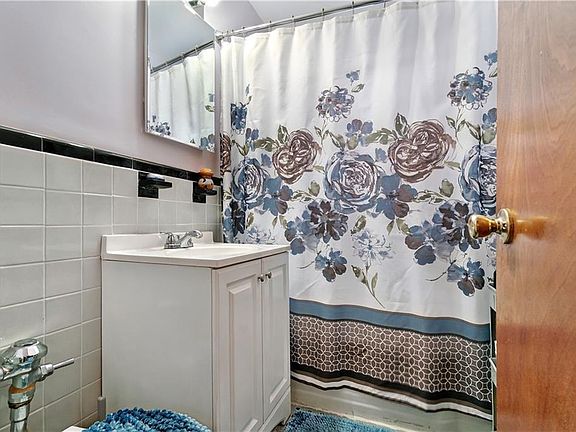 3rd image of 2220 Burnett St APT 5A