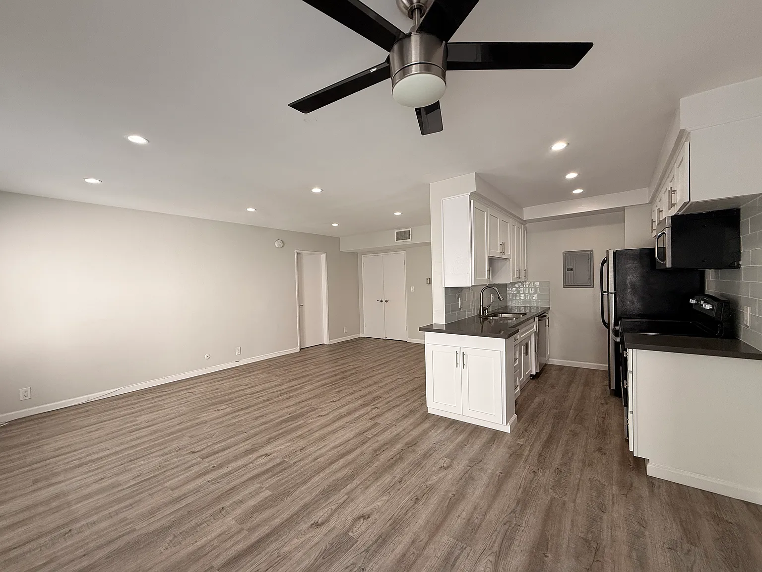 1 bed, 1.5 bath, 850 sqft, $2,998 — Photo 2