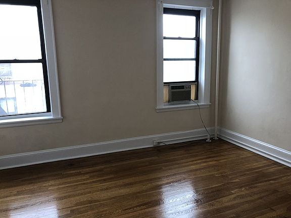 2nd image of 2145 23rd St APT C4