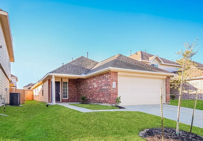2525 Grayling Dr — Photo 3