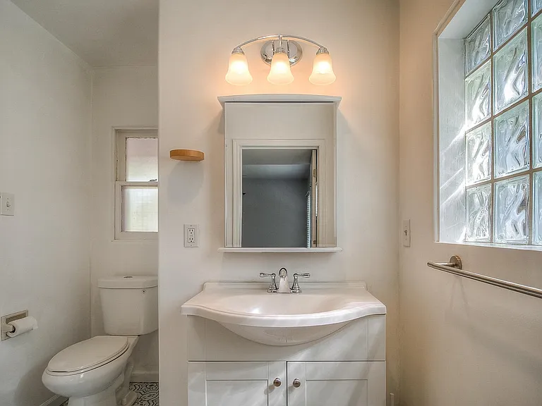 1526 W Windsor Ave — Photo 27