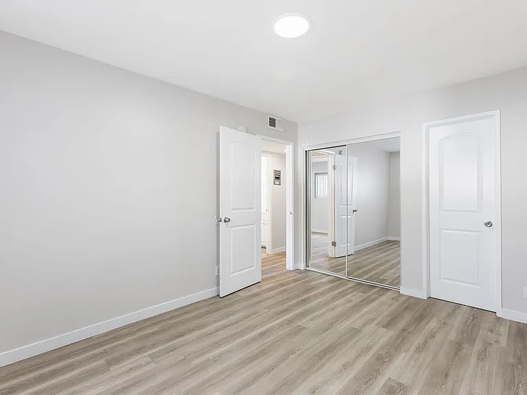 Tarzana Court Apartments — Photo 18