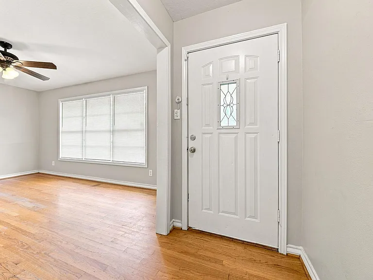 914 Martha St — Photo 3