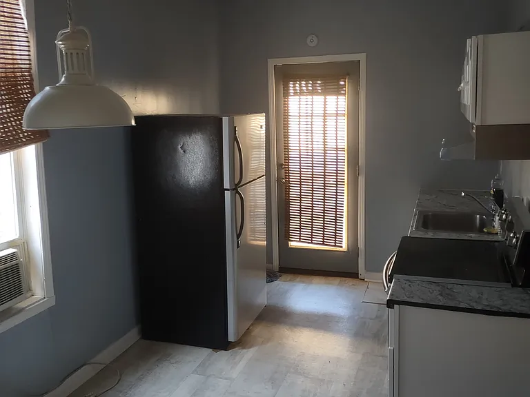 154 S Pershing Ave — Photo 1